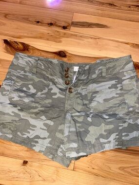 Women’s Camo Utility Shorts - Olive Green